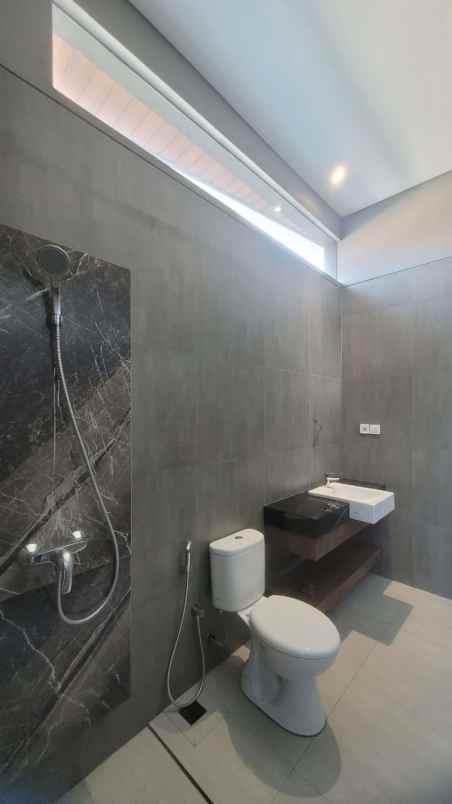 dijual rumah jalan manyar indah