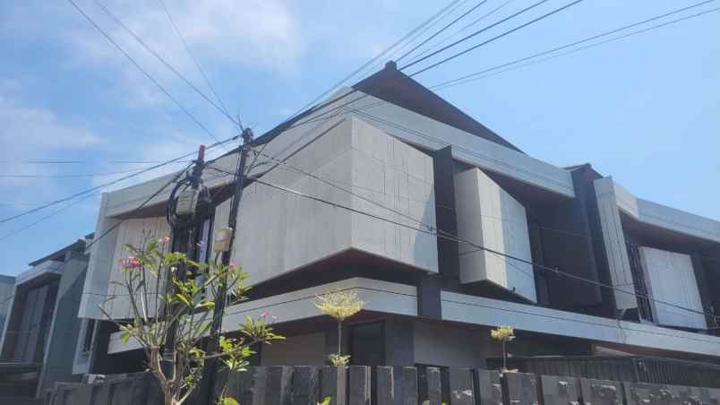 dijual rumah jalan manyar indah