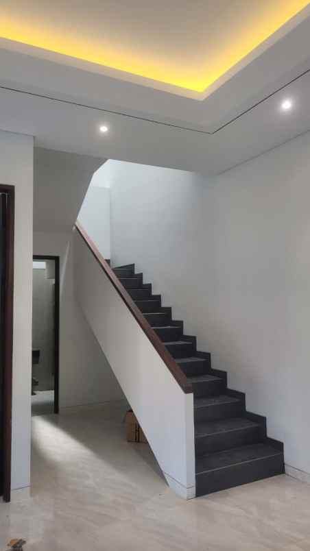 dijual rumah jalan manyar indah