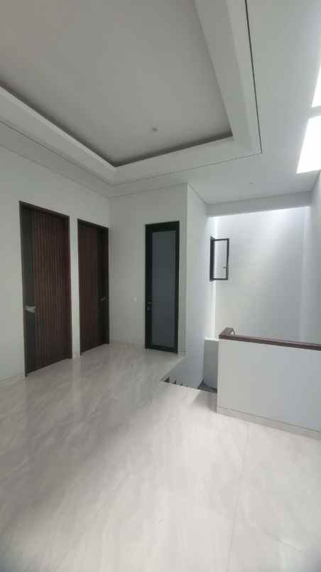 dijual rumah jalan manyar indah