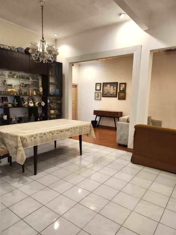 dijual rumah jalan pancoran timur
