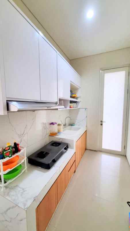 dijual rumah jalan pelican hill