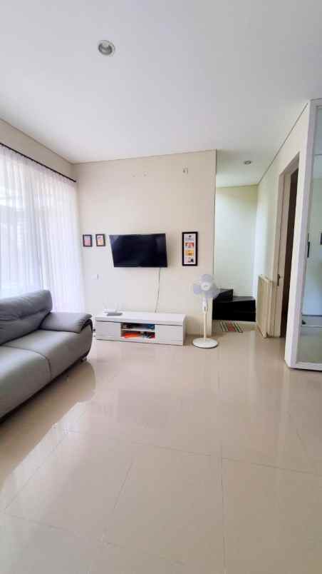 dijual rumah jalan pelican hill