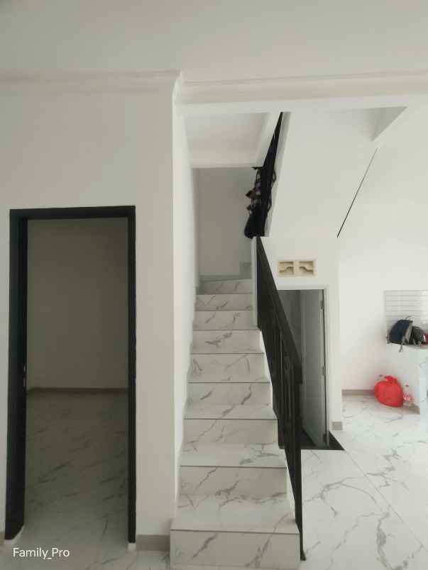 dijual rumah jalan raya cirendeu pisangan