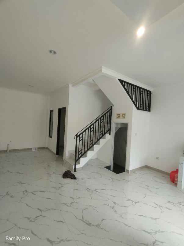 dijual rumah jalan raya cirendeu pisangan