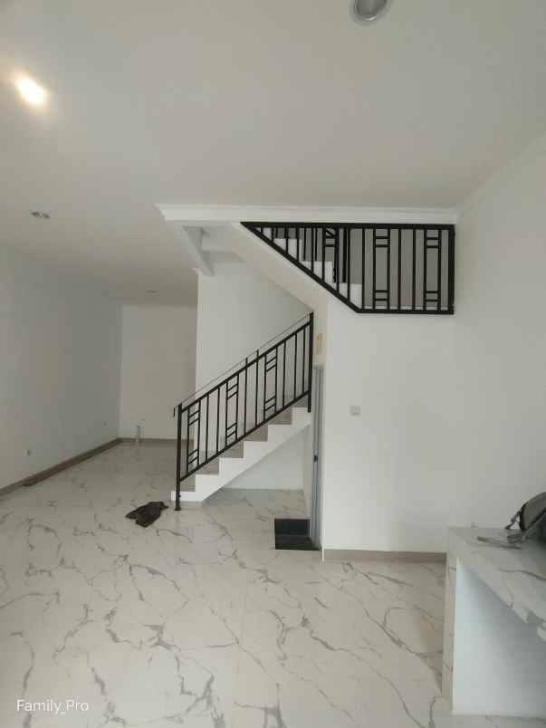 dijual rumah jalan raya cirendeu pisangan