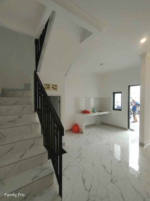 dijual rumah jalan raya cirendeu pisangan