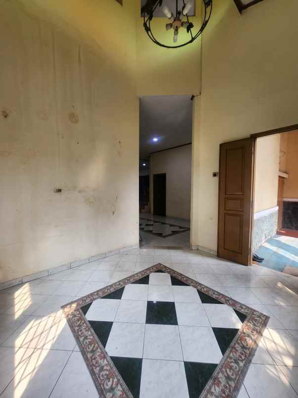 dijual rumah jalan raya tanah kusir