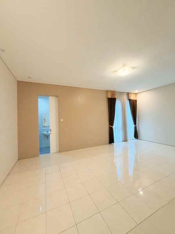 dijual rumah jalan royal residence