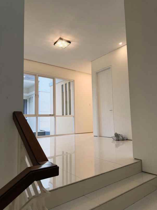 dijual rumah jalan royal residence