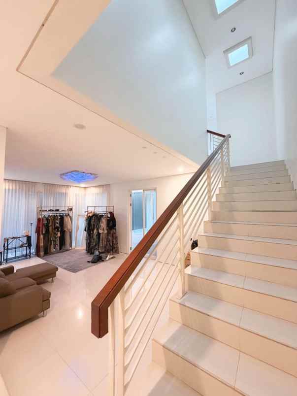 dijual rumah jalan royal residence