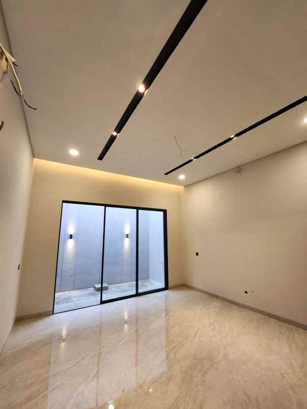 dijual rumah jalan taman internasional