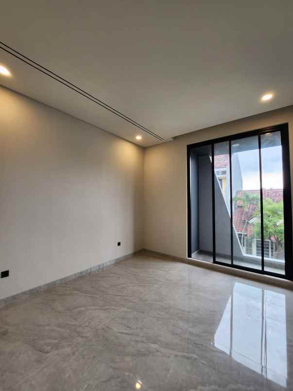 dijual rumah jalan taman internasional