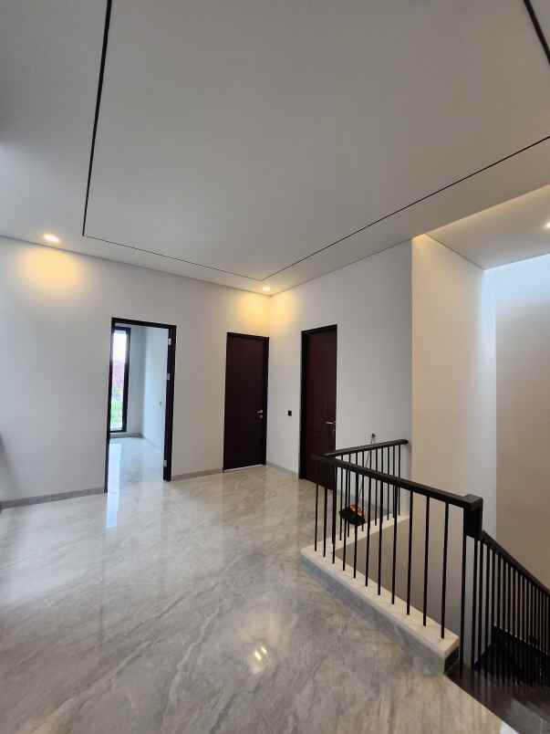 dijual rumah jalan taman internasional