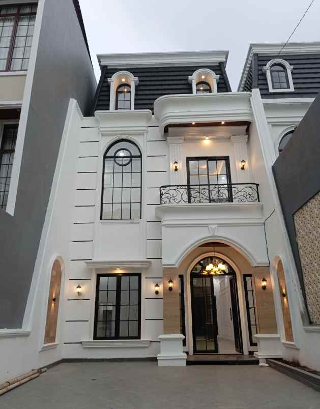 dijual rumah jalan warung sila jagakarsa