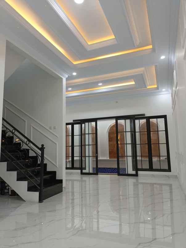 dijual rumah jalan warung sila jagakarsa