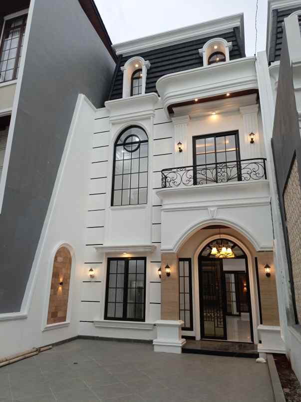 dijual rumah jalan warung sila jagakarsa