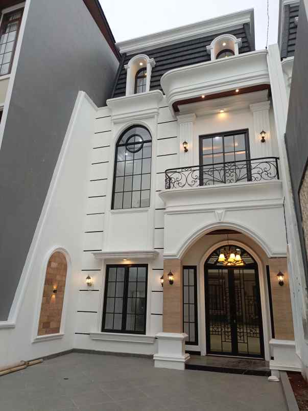 dijual rumah jalan warung sila jagakarsa