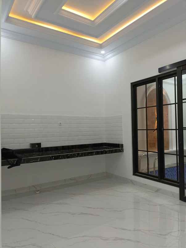 dijual rumah jalan warung sila jagakarsa