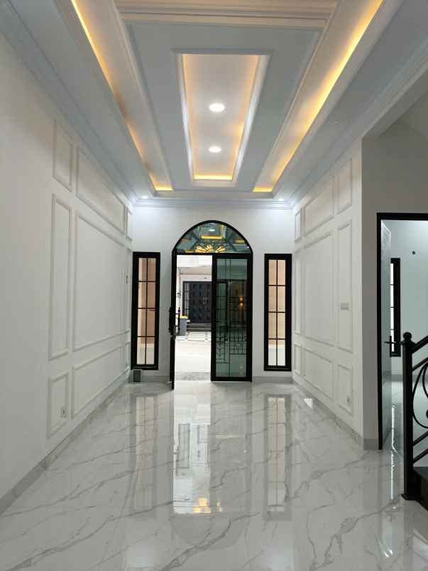 dijual rumah jalan warung sila jagakarsa