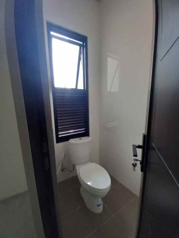 dijual rumah jl pondasi kayu putih