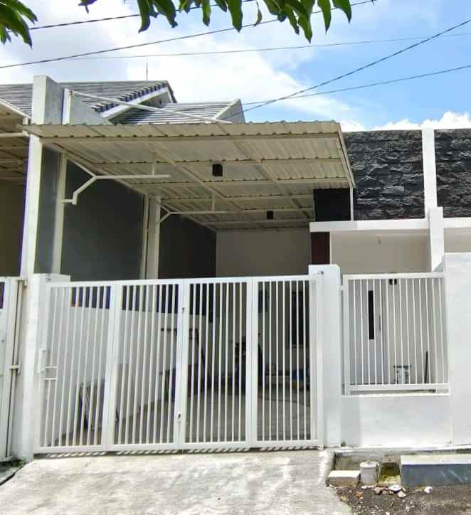 dijual rumah jln raya kedung rungkem