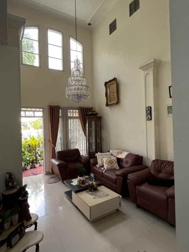 dijual rumah kawaluyaan indah
