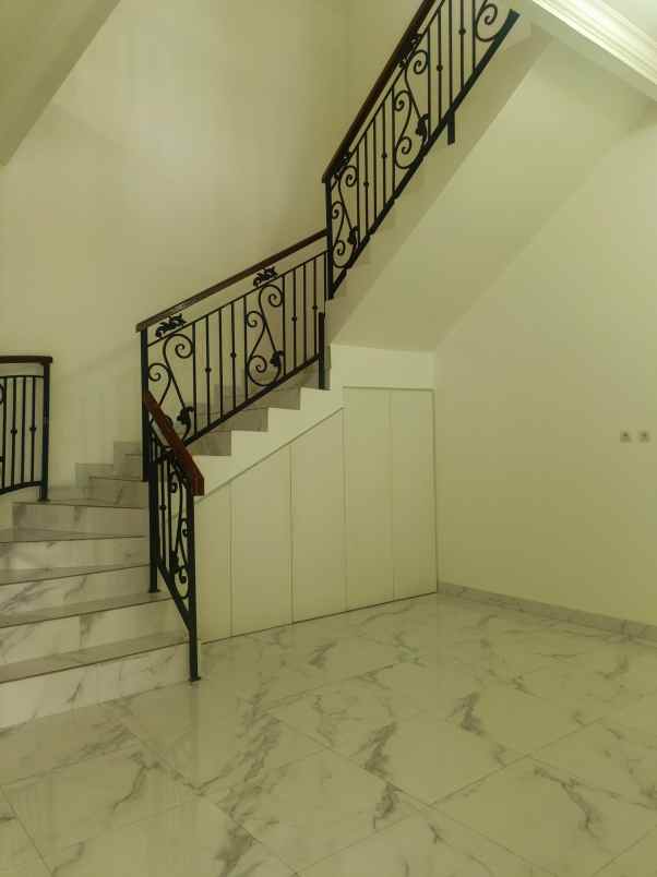 dijual rumah kembangan joglo jakbar