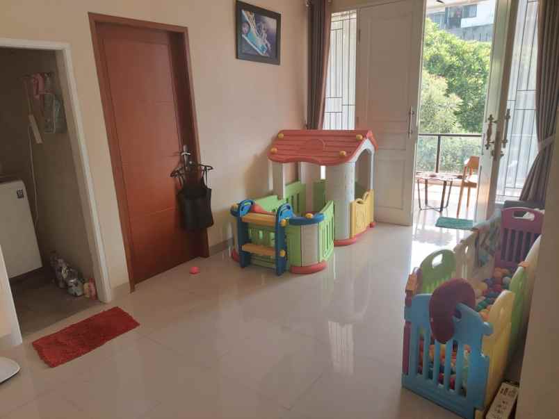 dijual rumah komplek royal view