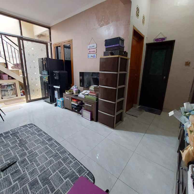 dijual rumah komplek strategis pesona