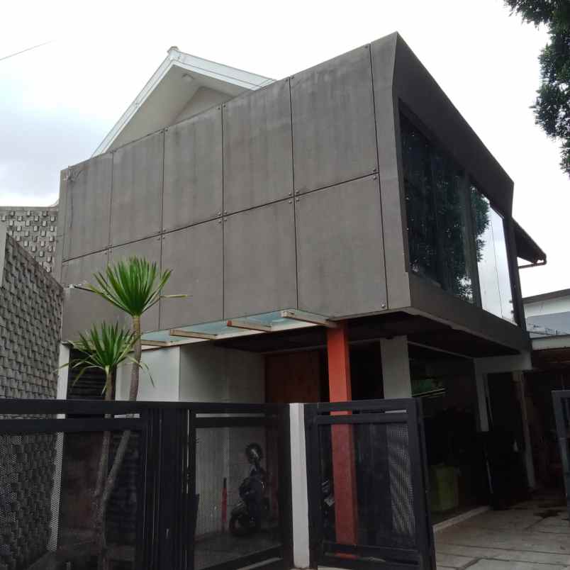 dijual rumah komplek surya setra surya