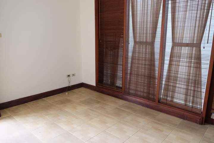 dijual rumah lebak bulus