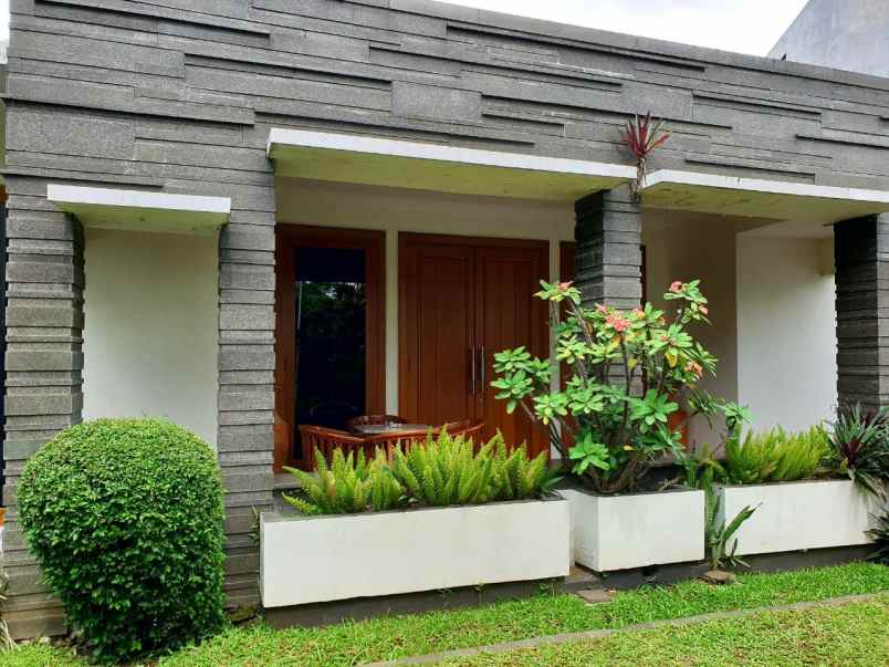 dijual rumah mainroad arcamanik endah
