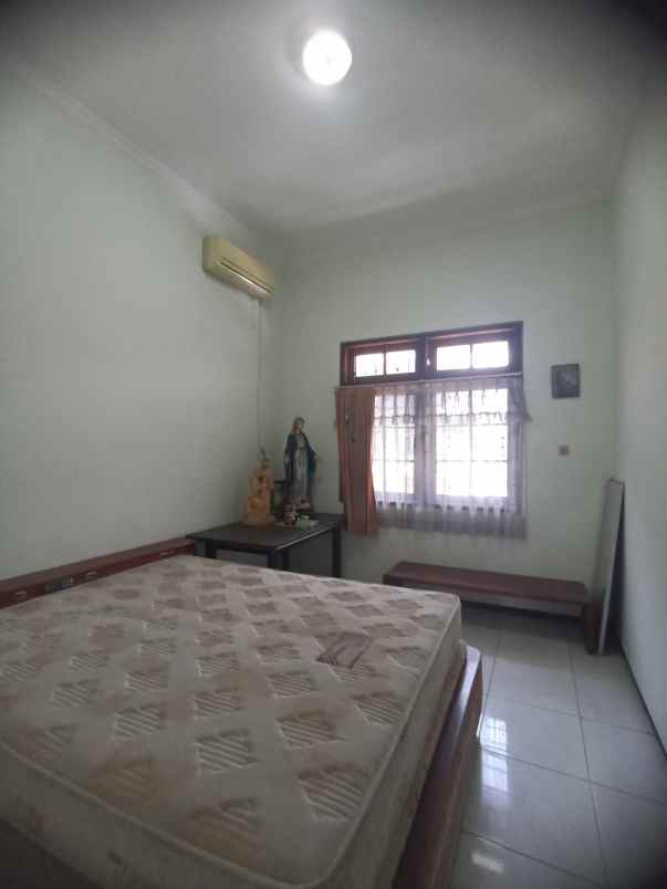 dijual rumah manyar
