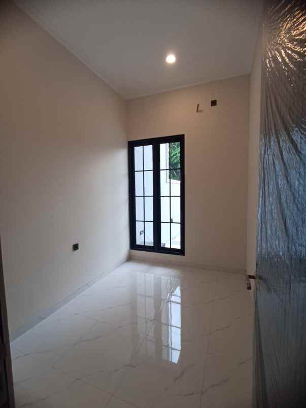 dijual rumah manyar jaya