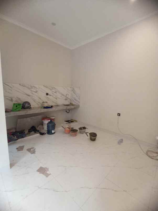 dijual rumah manyar jaya