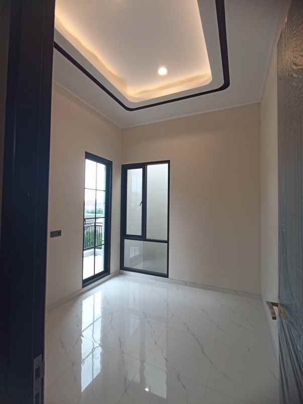 dijual rumah manyar jaya