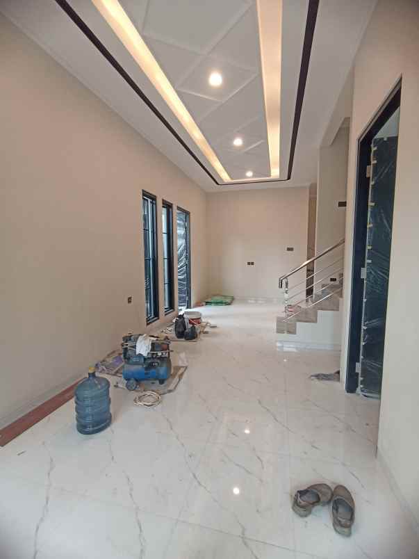 dijual rumah manyar jaya