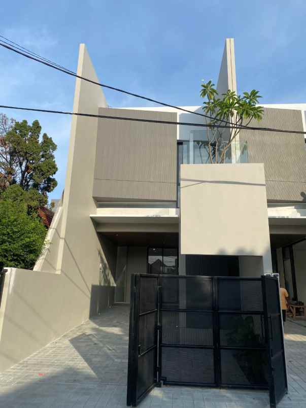 dijual rumah manyar tompotika