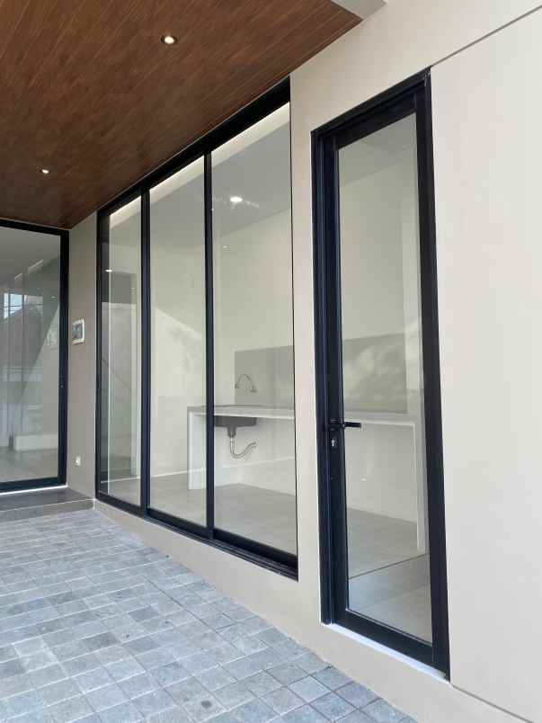 dijual rumah manyar tompotika