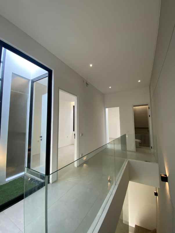 dijual rumah manyar tompotika