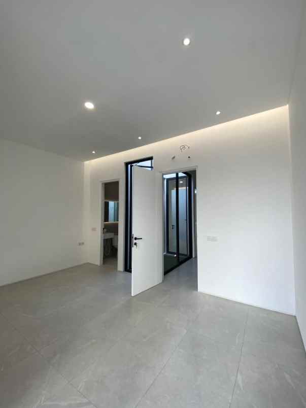 dijual rumah manyar tompotika