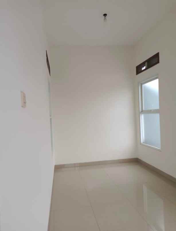 dijual rumah meruya utara