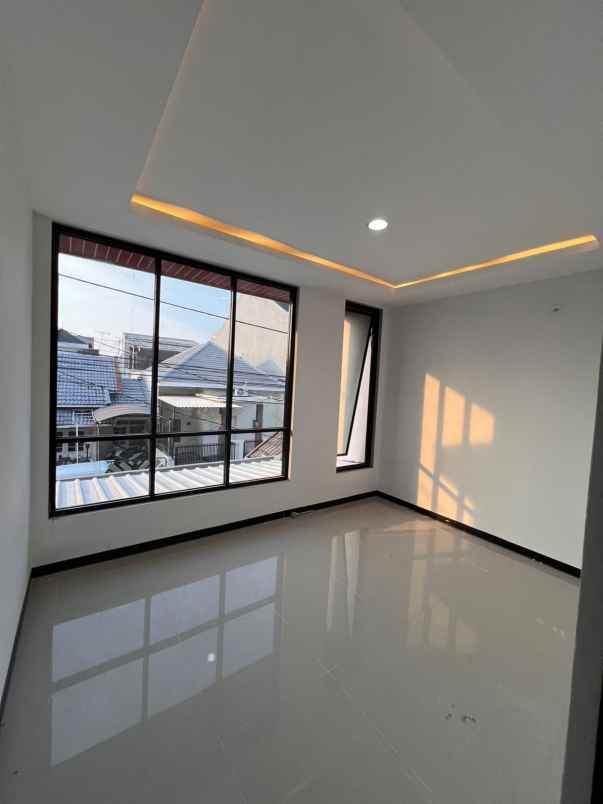 dijual rumah nginden intan timur
