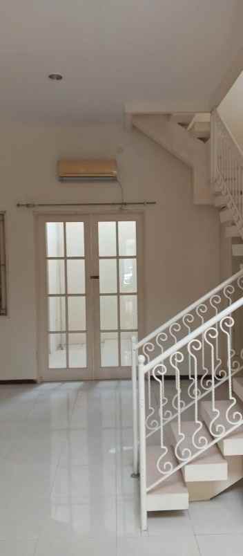 dijual rumah pakuwon city cluster taman