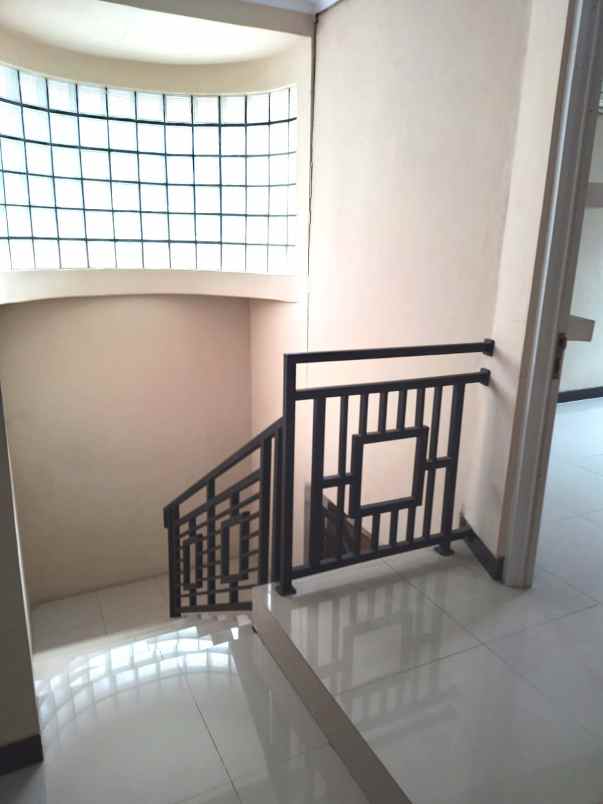 dijual rumah perum graha mutiara