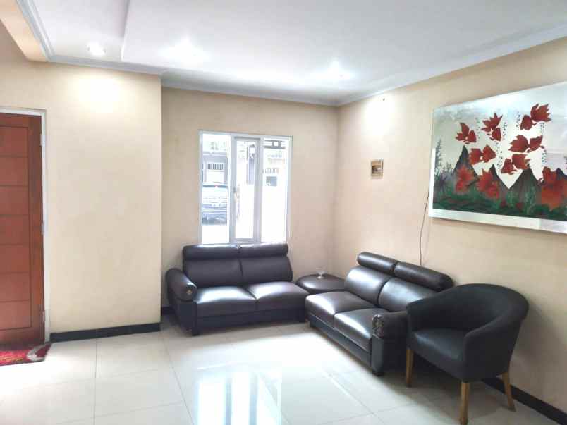 dijual rumah perum graha mutiara