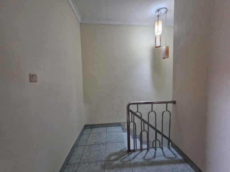 dijual rumah perumahan jatinegara baru