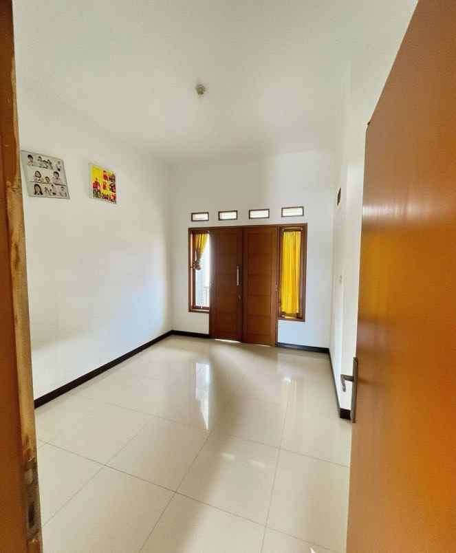 dijual rumah perumahan pertama buah