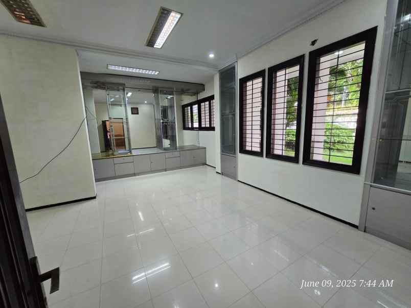dijual rumah raya manyar